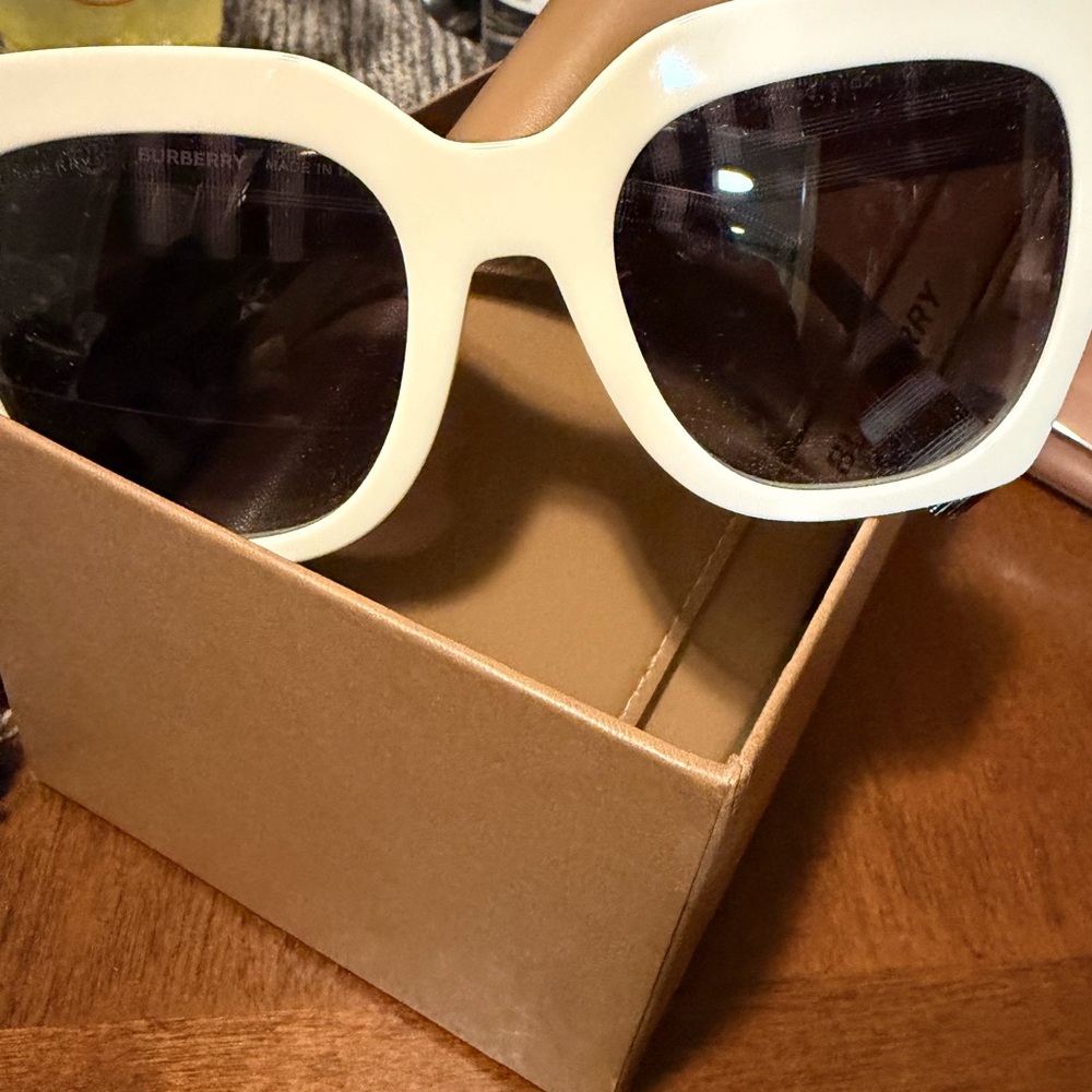 BURBERRY SUNGLASSES